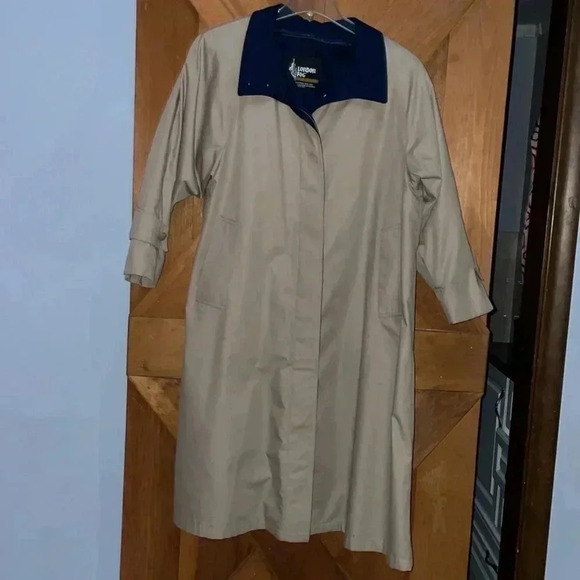 London Fog Jackets & Blazers - ❄️❄️London Fog Tan Trench Coat- 10P